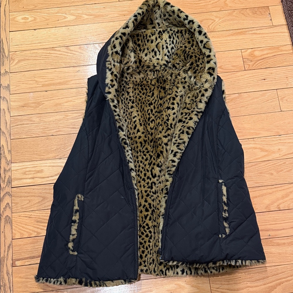 Elegant Black Quilted Vest with Leopard Lining